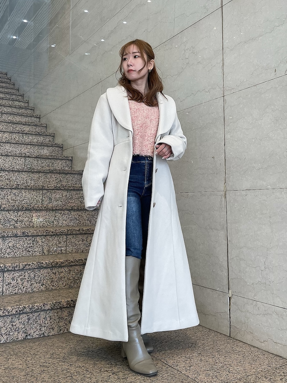 ブラウン系のブーツ、レッド系のニット/セーター、ホワイト系のその他アウターを着用したレディースの冬コーディネートの1枚目の写真