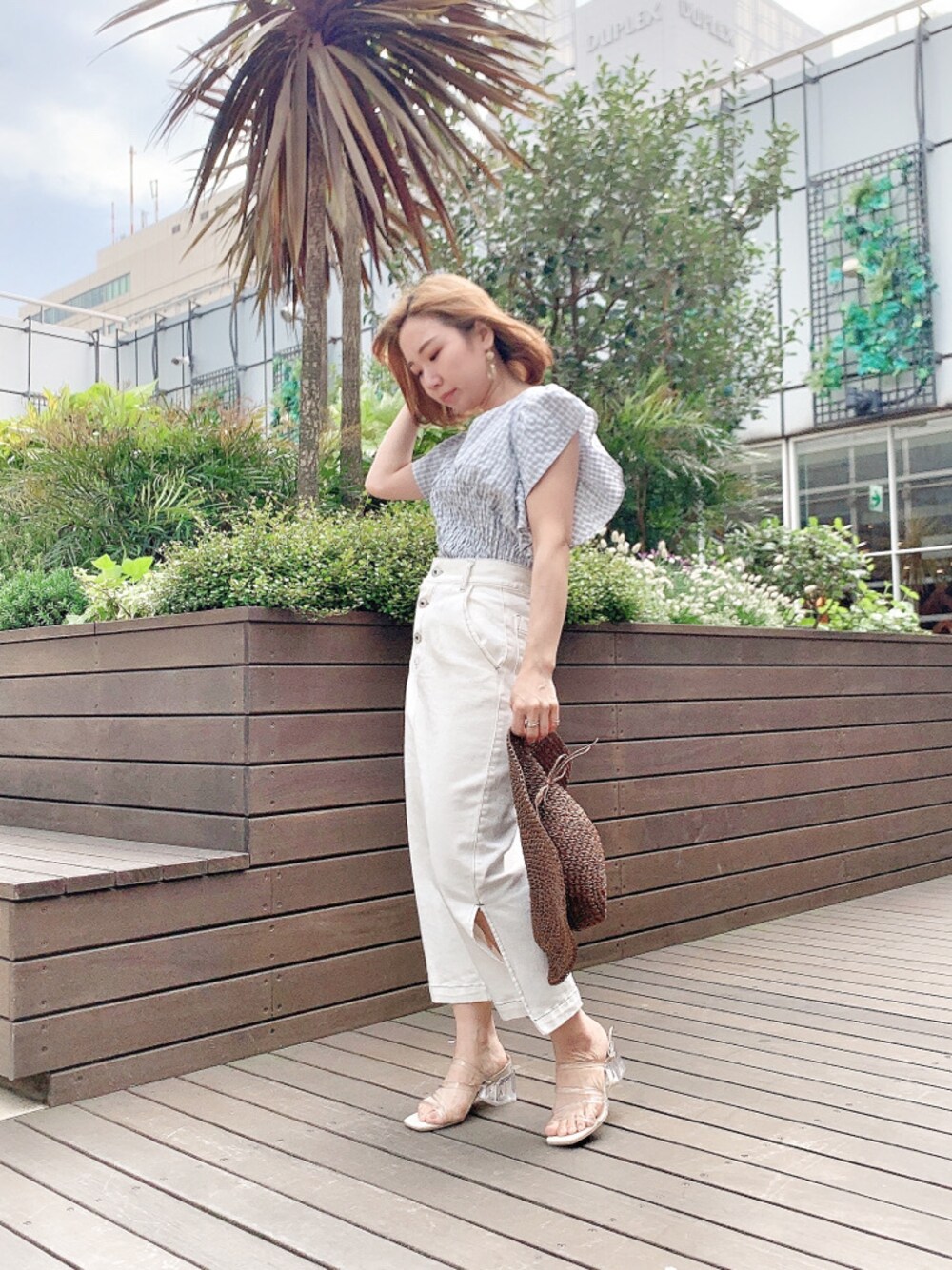 ブルー系のシャツ/ブラウス、ホワイト系のスカート、その他のサンダルを着用したレディースの春コーディネートの1枚目の写真