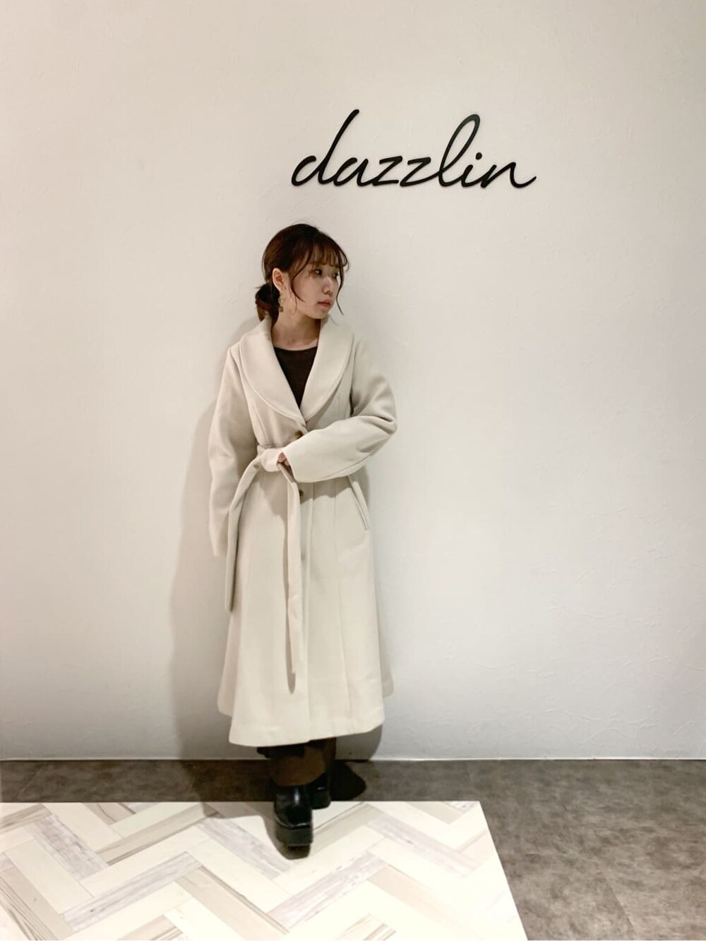 「フェミニンコーデ、低身長、ダズリン、ニットワンピース、リボン、大人フェミニン、大人コーデ、ガーリーコーデ、ワンピース、低身長コーデ、秋コーデ、モテコーデ、レイヤード、dazzlin、マーメイド」｜「dazzlinの2WAYマーメイドコート（その他アウター、ホワイト系）」を使った、tomomiさん（レディース・145cm）の秋コーディネートの1枚目の写真