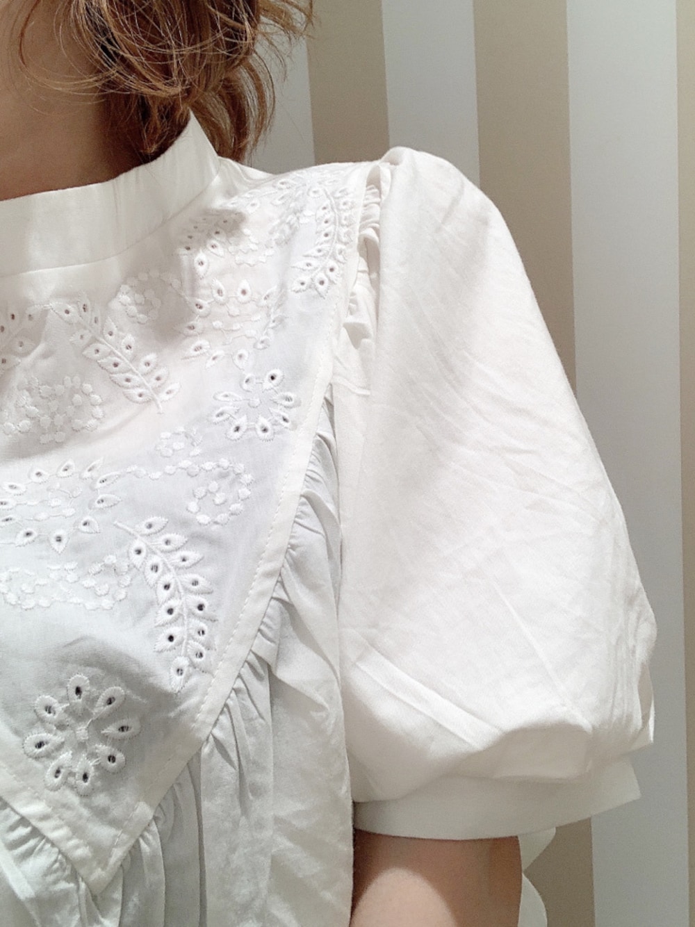 ホワイト系のシャツ/ブラウス、ベージュ系のスカート、その他のサンダルを着用したレディースの春コーディネートの1枚目の写真