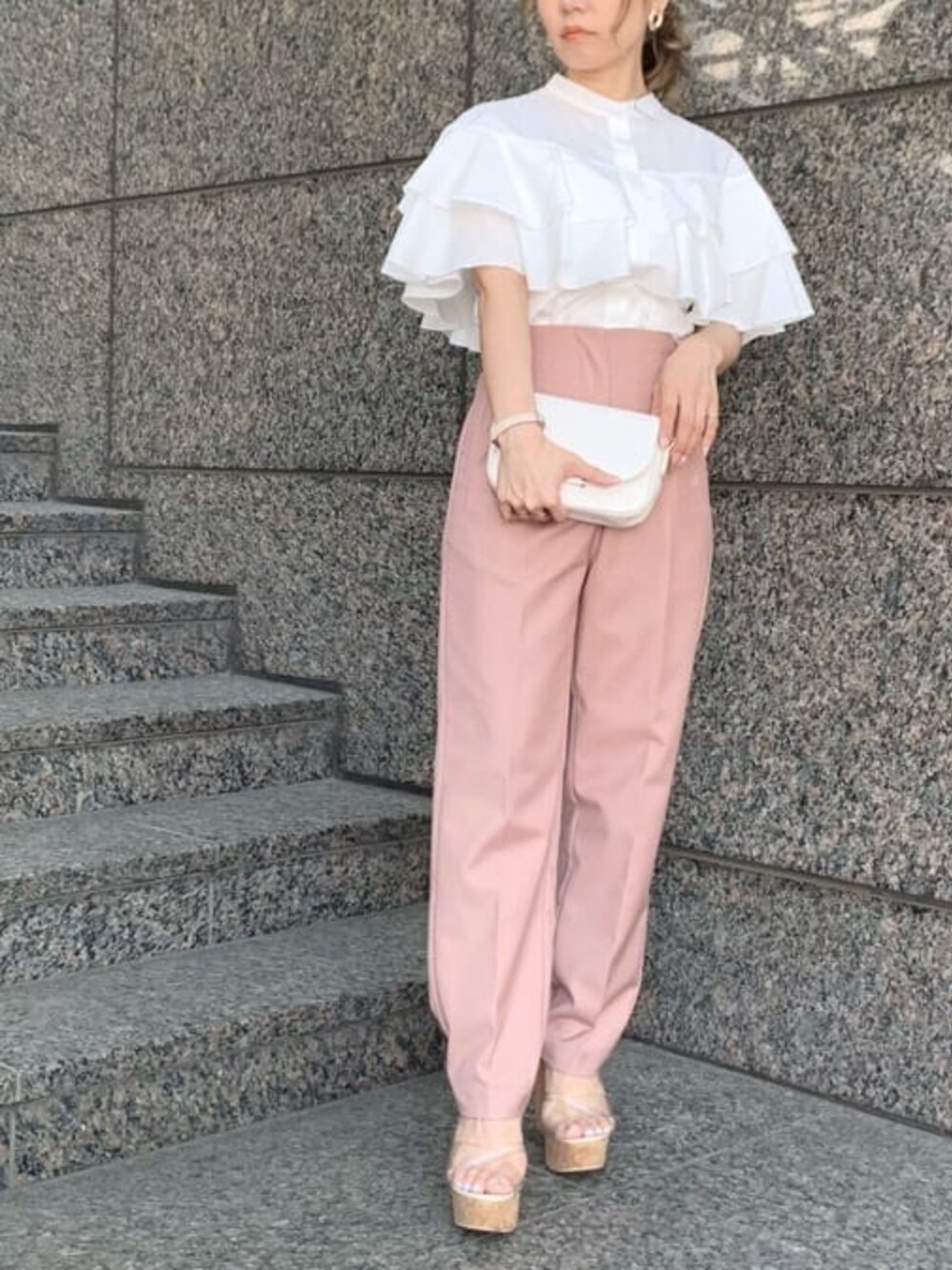 ホワイト系のショルダーバッグ、ピンク系のその他パンツ、ホワイト系のシャツ/ブラウスを着用したレディースの春コーディネートの1枚目の写真