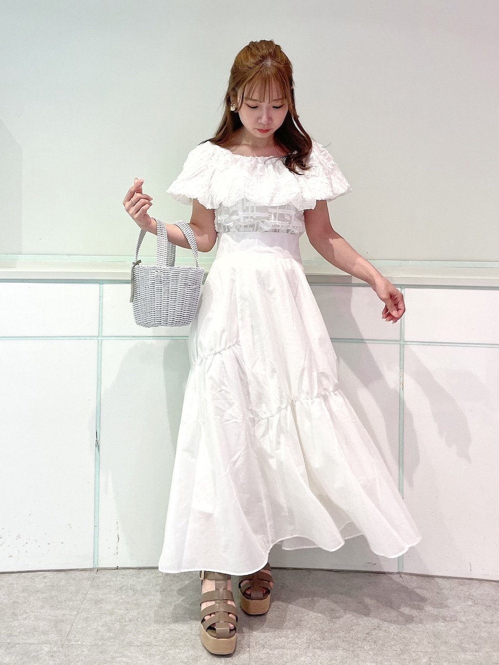 ホワイト系のシャツ/ブラウス、ホワイト系のスカート、ブラウン系のサンダルを着用したレディースの夏コーディネートの1枚目の写真