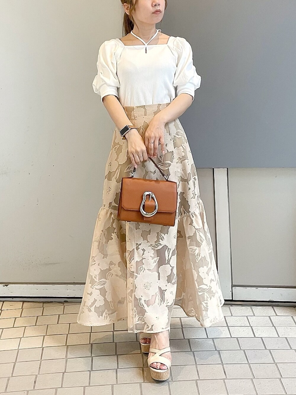 ホワイト系のサンダル、イエロー系のハンドバッグ、ホワイト系のTシャツ/カットソーを着用したレディースの夏コーディネートの1枚目の写真