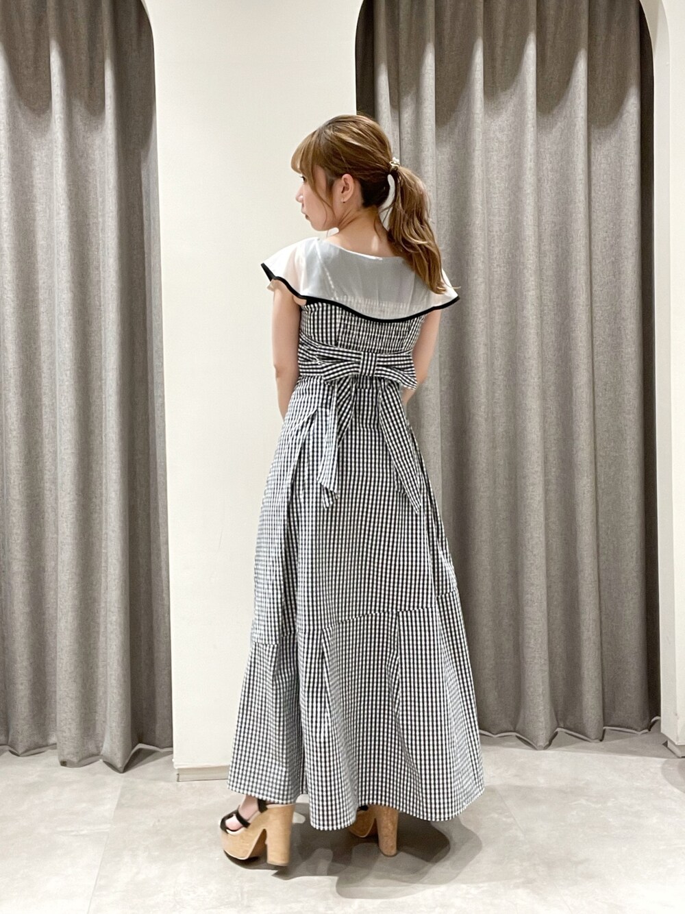 その他のワンピース、ブラック系のニット/セーター、ブラック系のハンドバッグを着用したレディースの夏コーディネートの1枚目の写真