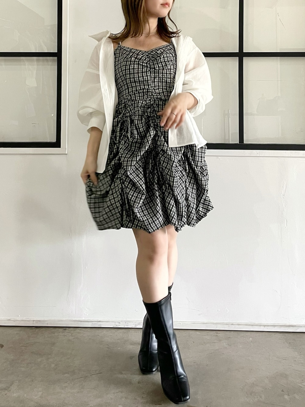 ブラック系のブーツ、グレー系のワンピース、ホワイト系のシャツ/ブラウスを着用したレディースの夏コーディネートの1枚目の写真