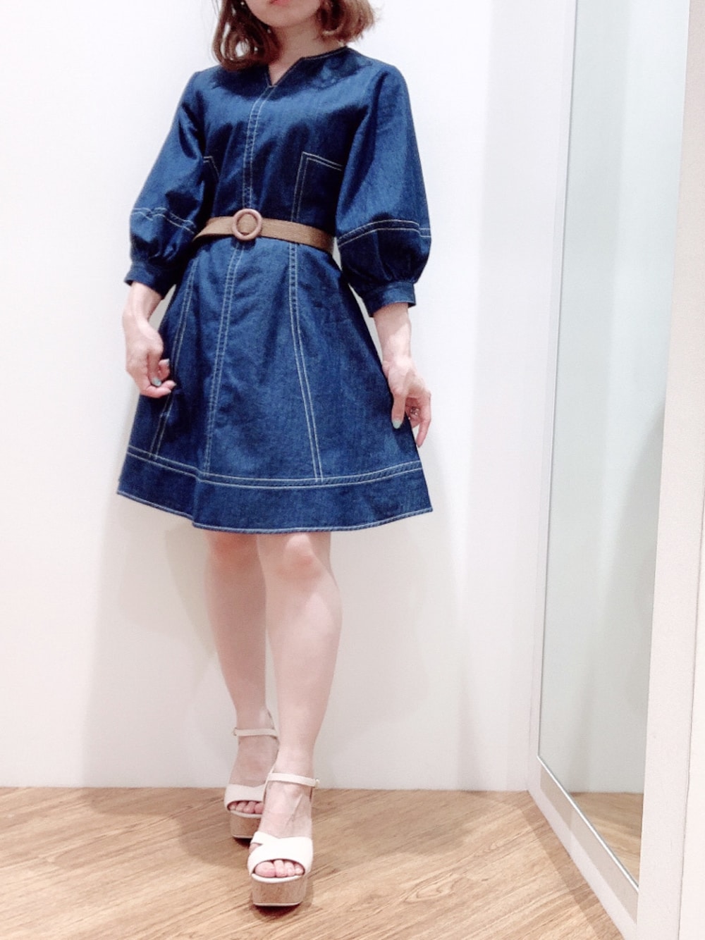 ベージュ系のサンダル、ブルー系のワンピース、ブラウン系のベルトを着用したレディースの春コーディネートの1枚目の写真