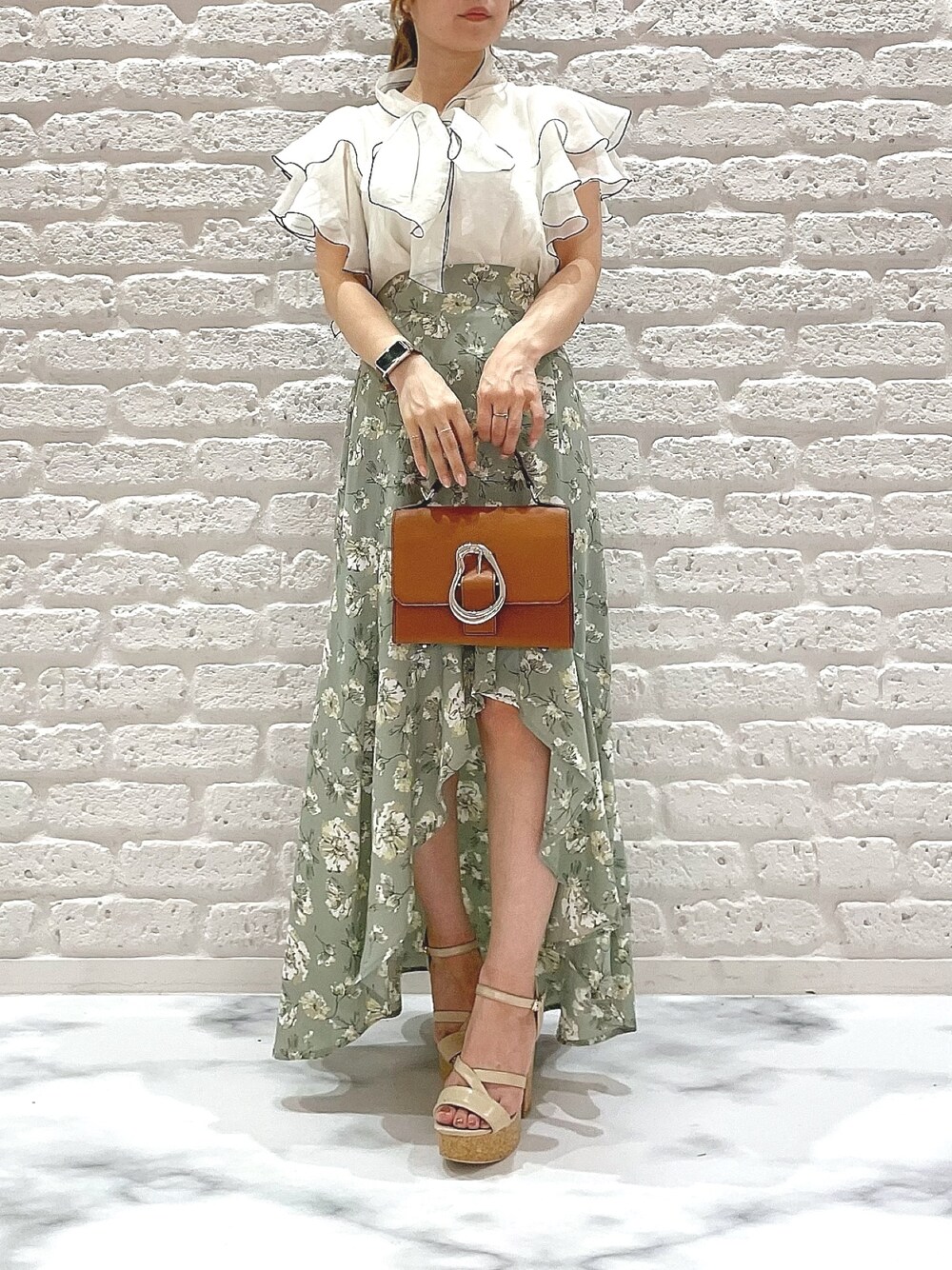 ホワイト系のサンダル、イエロー系のハンドバッグ、ホワイト系のシャツ/ブラウスを着用したレディースの夏コーディネートの1枚目の写真