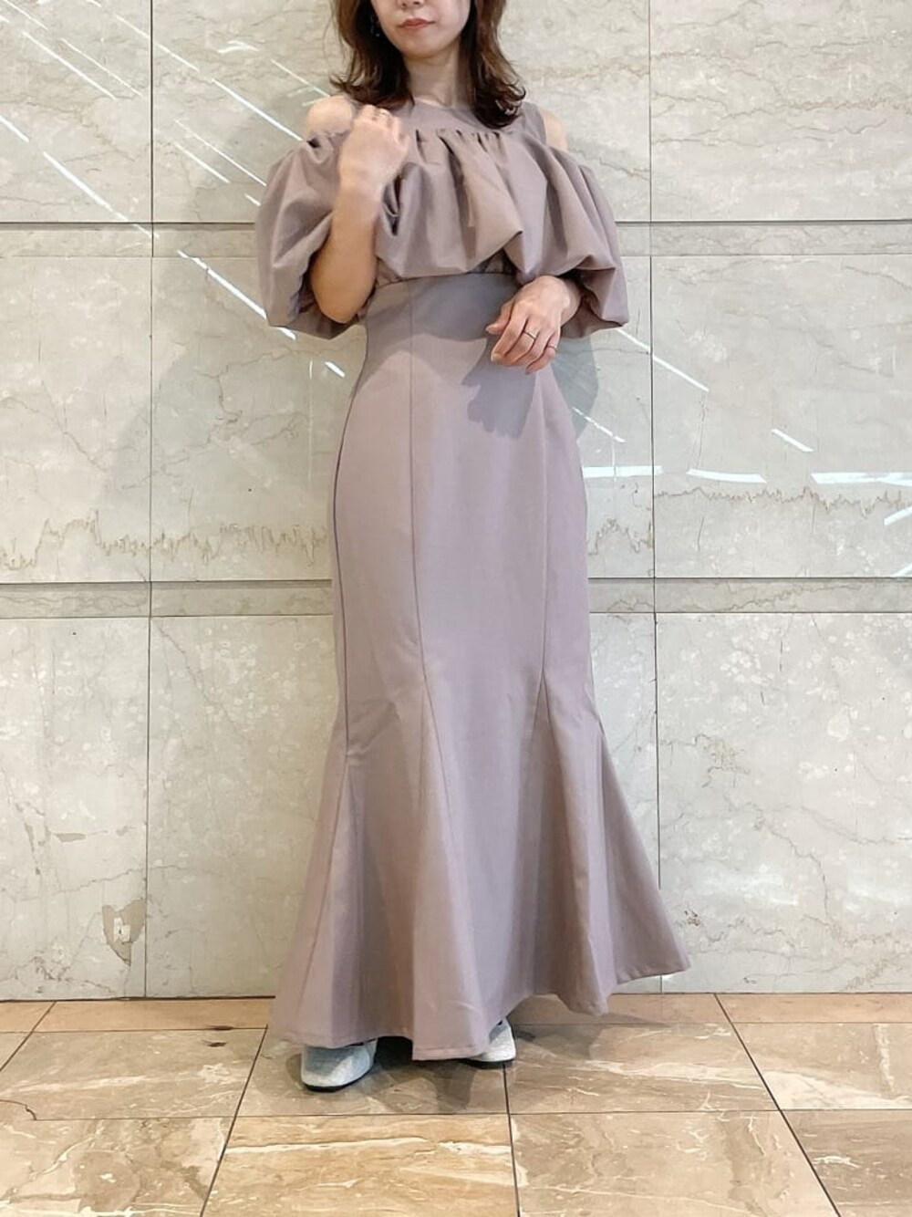 ベージュ系のキャミソール、ピンク系のワンピース、ホワイト系のパンプスを着用したレディースの夏コーディネートの1枚目の写真