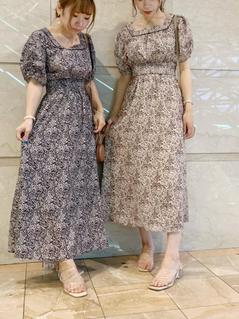 ブラウン系のハンドバッグ、その他のサンダル、ブラウン系のワンピースを着用したレディースの夏コーディネートの1枚目の写真