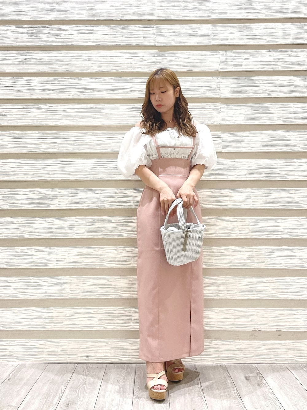 ホワイト系のシャツ/ブラウス、ピンク系のスカート、ホワイト系のハンドバッグを着用したレディースの夏コーディネートの1枚目の写真