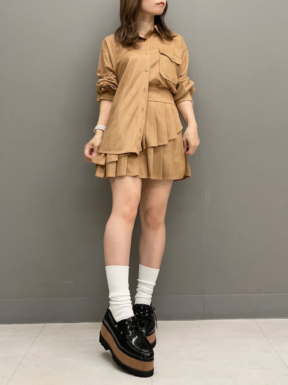 イエロー系のシャツ/ブラウス、イエロー系のスカート、その他のローファーを着用したレディースの夏コーディネートの1枚目の写真