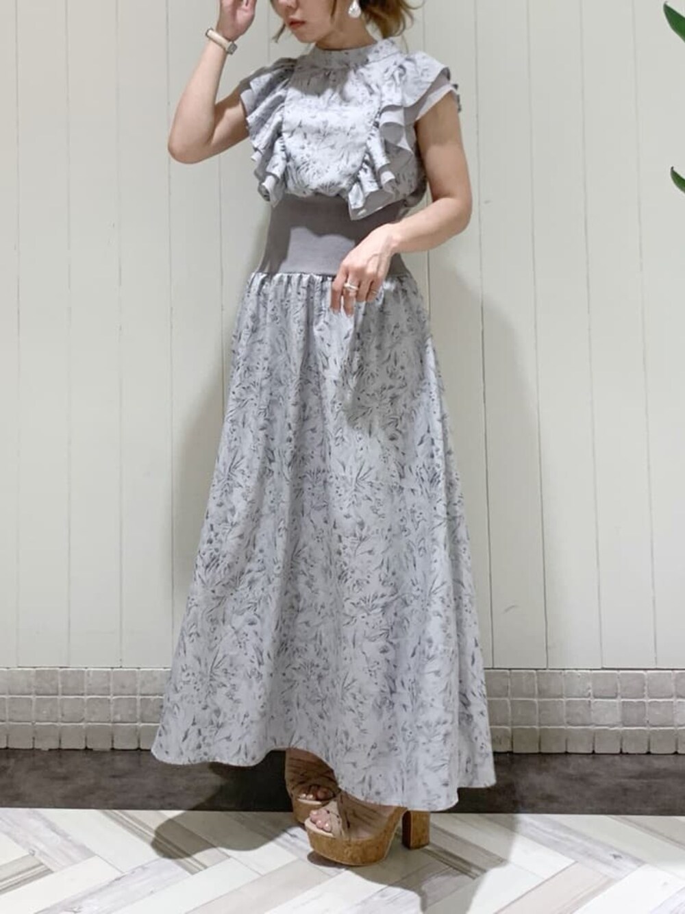 ベージュ系のサンダル、グレー系のワンピース、その他のピアス(両耳用)を着用したレディースの春コーディネートの1枚目の写真