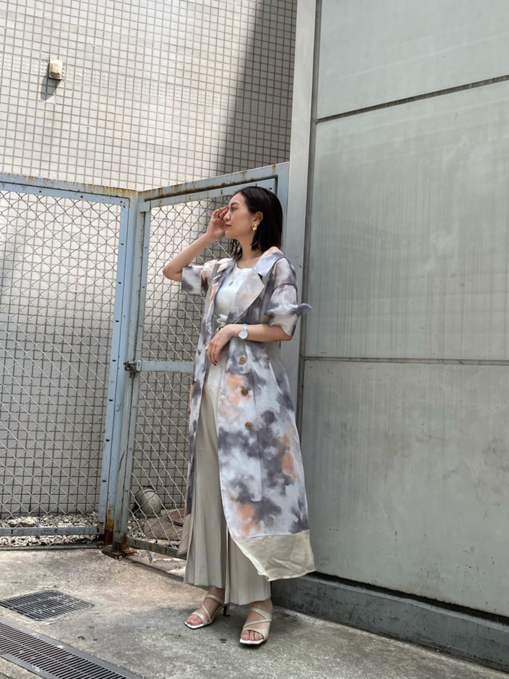ホワイト系のその他パンツ、ホワイト系のニット/セーター、ホワイト系のサンダルを着用したレディースの春コーディネートの1枚目の写真
