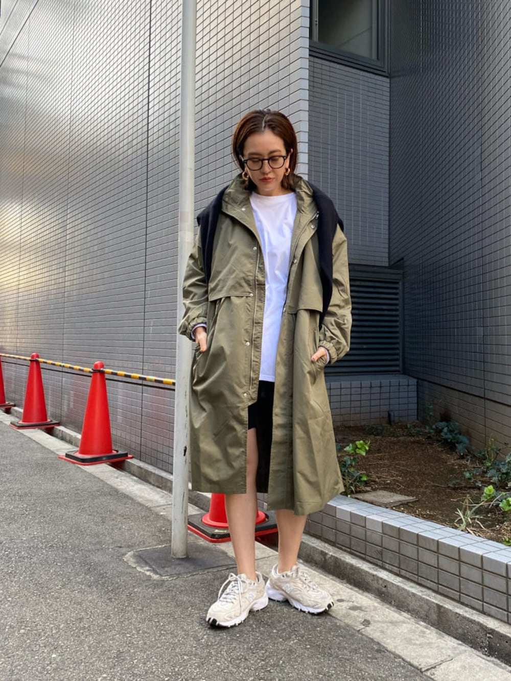 ブラック系のニット/セーター、ホワイト系のTシャツ/カットソー、グリーン系のその他アウターを着用したレディースの秋コーディネートの1枚目の写真