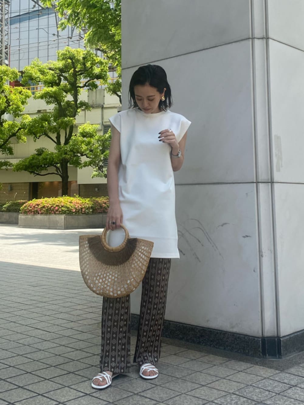 ホワイト系のワンピース、ブラウン系のその他パンツ、ベージュ系のかごバッグを着用したレディースの春コーディネートの1枚目の写真