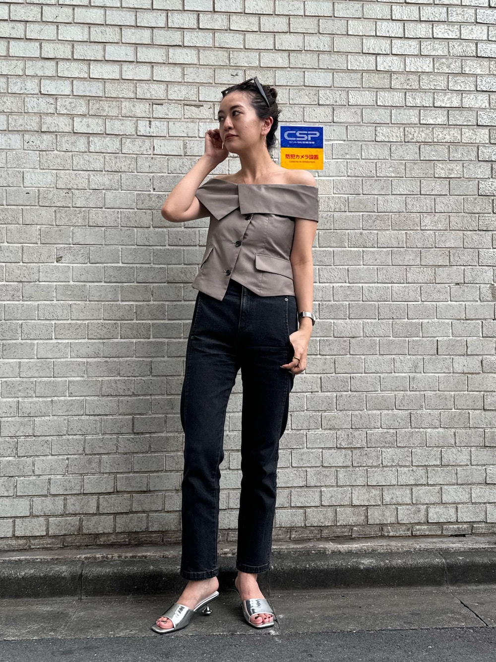 ブラウン系のシャツ/ブラウス、シルバー系のサンダル、その他のサングラスを着用したレディースの夏コーディネートの1枚目の写真