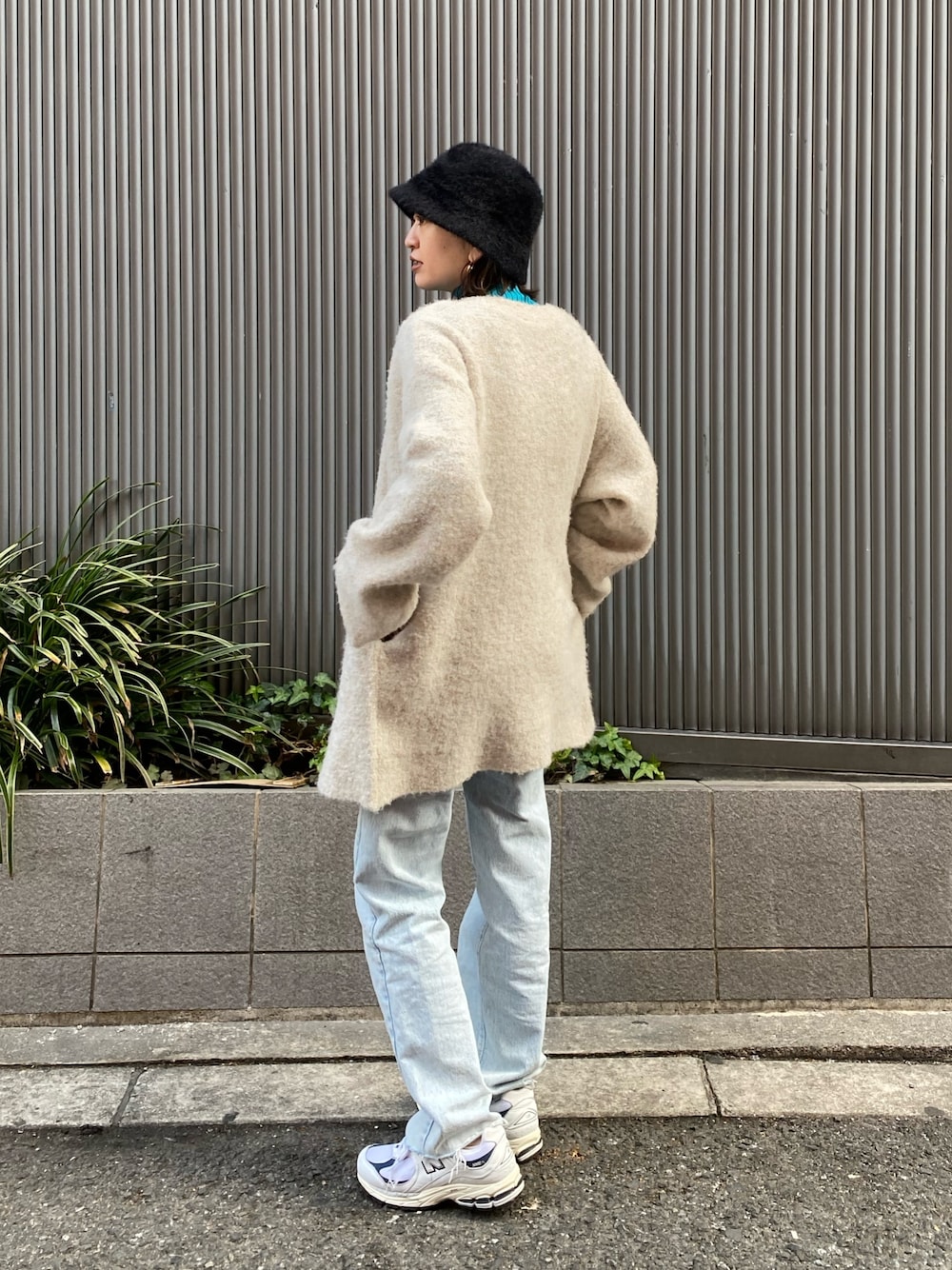 ホワイト系のカーディガン/ボレロ、ブルー系のニット/セーターを着用したレディースの冬コーディネートの1枚目の写真