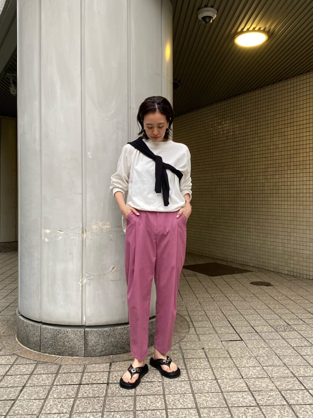 ホワイト系のTシャツ/カットソー、ピンク系のスラックス、ブラック系のサンダルを着用したレディースの夏コーディネートの1枚目の写真
