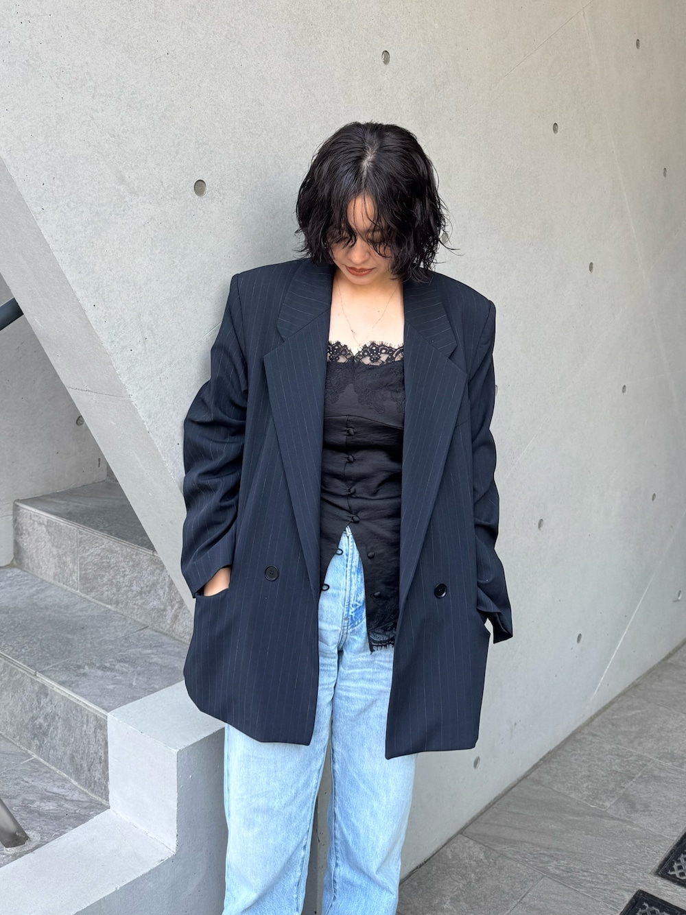 ブラック系のキャミソールを着用したレディースの春コーディネートの1枚目の写真