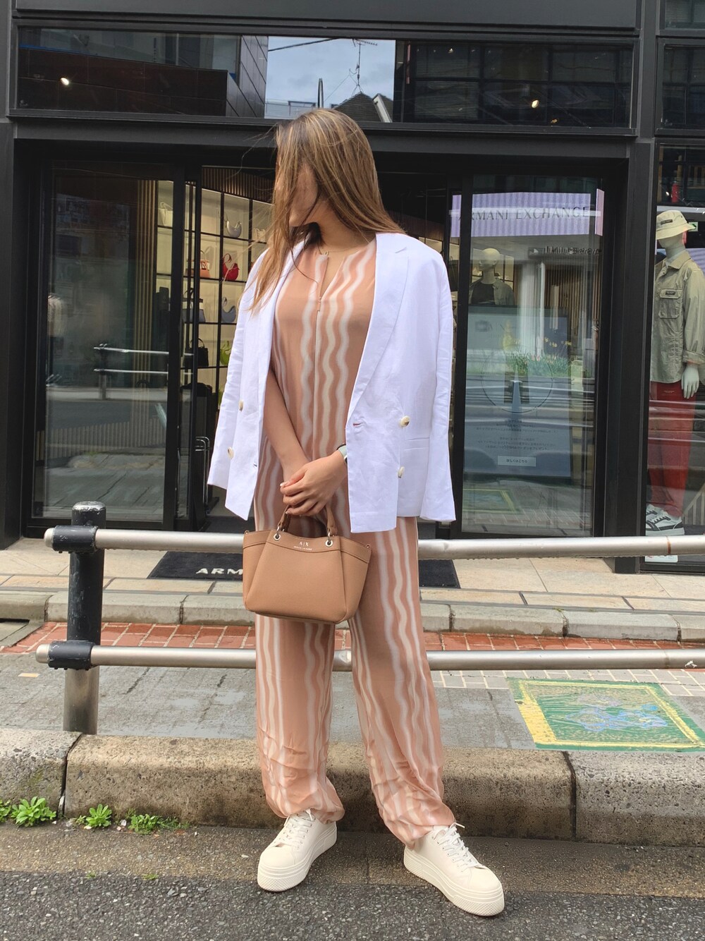 「春コーデ、カジュアルコーデ、おでかけコーデ、シンプルコーデ、着回しコーデ、ラクチンコーデ、ショルダーバッグ、春服みてみて、白スニーカー、ゆったりコーデ、ママコーデ、オフィスカジュアル、ジャケット、楽チンコーデ、きれいめカジュアル」｜「ARMANI EXCHANGEの【A|X アルマーニ エクスチェンジ】リネンダブルジャケット（テーラードジャケット、ホワイト系）」を使った、iam_kyokomaniさん（レディース・168cm）の春コーディネートの1枚目の写真
