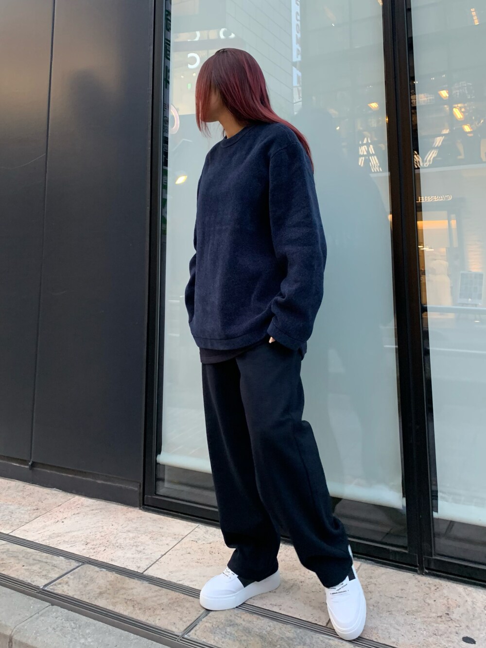 「秋服まるっと大公開、ストリート、秋コーデ、ニット、レイヤードスタイル、お出かけコーデ、スニーカー、スラックス、セットアップ、シンプルコーデ、休日スタイル、きれいめカジュアル、AXchanger、AXCatStreet、アルマーニエクスチェンジ」｜「ARMANI EXCHANGEの【A|X アルマーニ エクスチェンジ】バイカラーレースアップスニーカー（スニーカー、ホワイト系）」を使った、iam_kyokomaniさん（メンズ・168cm）の秋コーディネートの1枚目の写真