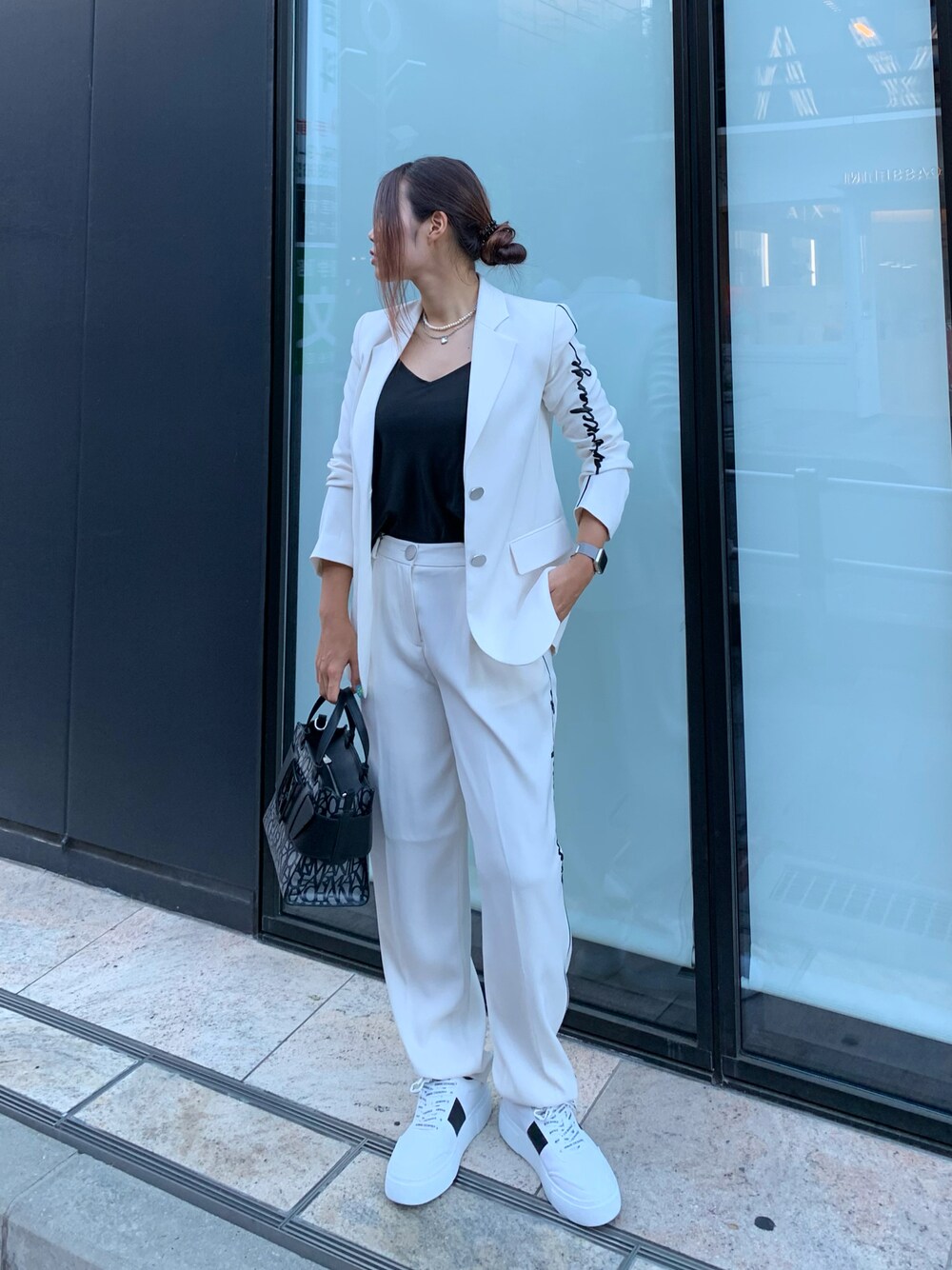 「厚底シューズ、セットアップ、ショルダーバッグ、秋服準備はじめました、ハンドバッグ、韓国ファッション、休日スタイル、スニーカー、きれいめカジュアル、スラックス、モノトーン、ママコーデ、AXchanger、アルマーニエクスチェンジ、AXCatStreet」｜「ARMANI EXCHANGEの【A|Xアルマーニ エクスチェンジ】サテンキャミソール（キャミソール、ブラック系）」を使った、iam_kyokomaniさん（レディース・168cm）の夏コーディネートの1枚目の写真