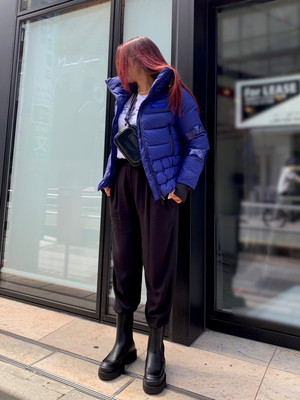「秋服まるっと大公開、秋コーデ、ブーツ、お出かけコーデ、スラックス、シンプルコーデ、ロンT、休日スタイル、きれいめカジュアル、ミニバッグ、カラー×コーデ、AXchanger、AXCatStreet、アルマーニエクスチェンジ、スポーツミックス」｜「ARMANI EXCHANGEの【A|X アルマーニ エクスチェンジ】グロッシーミニショルダーバッグ（ショルダーバッグ、ブラック系）」を使った、iam_kyokomaniさん（レディース・168cm）の秋コーディネートの1枚目の写真