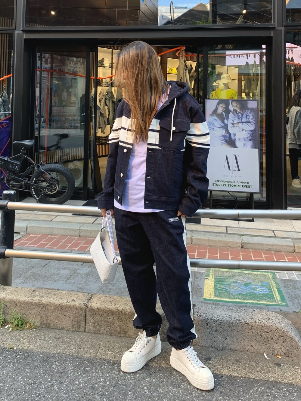 「スニーカー、ストリート、セットアップ、デニム、白スニーカー、厚底シューズ、ミニバッグ、春夏コーデ、メンズコーデ、休日スタイル、着回しコーデ、シンプルコーデ、お洒落さんとつながりたい、みんなの白Tフェス」｜「ARMANI EXCHANGEの【A|X アルマーニ エクスチェンジ】デニムジョガーパンツ（デニムパンツ、ブルー系）」を使った、iam_kyokomaniさん（レディース・168cm）の春コーディネートの1枚目の写真