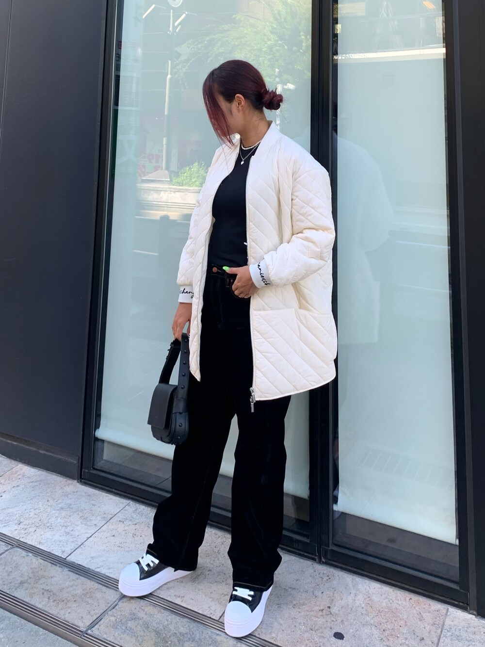 「大人カジュアル、秋服準備はじめました、モノトーン、厚底シューズ、スニーカー、ショルダーバッグ、ハンドバッグ、韓国ファッション、ミニバッグ、休日スタイル、きれいめカジュアル、ママコーデ、デニム、AXchanger、アルマーニエクスチェンジ」｜「ARMANI EXCHANGEの【A|X アルマーニ エクスチェンジ】ラインロゴ　ノースリーブニットトップ（ニット/セーター、ブラック系）」を使った、iam_kyokomaniさん（レディース・168cm）の夏コーディネートの1枚目の写真