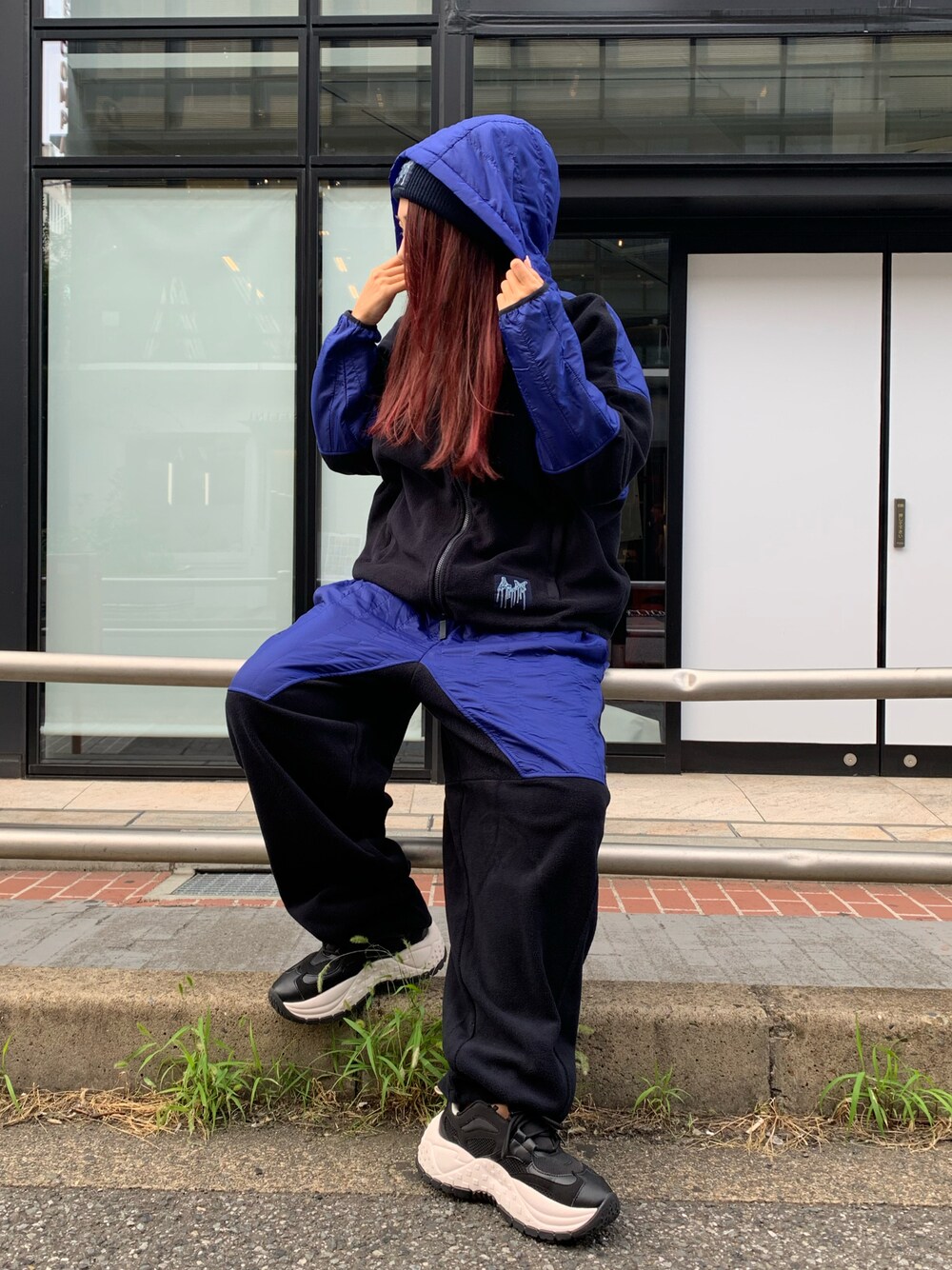 「秋服まるっと大公開、秋コーデ、ストリート、スウェット、お出かけコーデ、スポーツミックス、セットアップ、アウトドアスタイル、シンプルコーデ、休日スタイル、ニット帽、スニーカー、ニット、厚底シューズ、AXchanger」｜「ARMANI EXCHANGEの【A|X アルマーニ エクスチェンジ】ボリュームソール　レースアップスニーカー（スニーカー、ブラック系）」を使った、iam_kyokomaniさん（メンズ・168cm）の秋コーディネートの1枚目の写真
