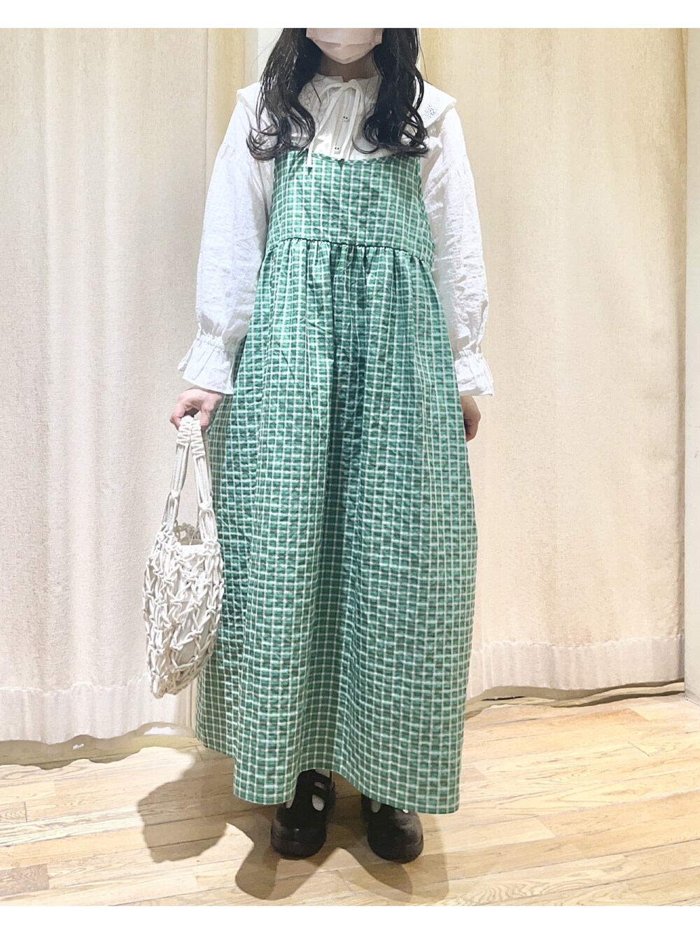 ホワイト系のシャツ/ブラウス、グリーン系のワンピース、ホワイト系のハンドバッグを着用したレディースの夏コーディネートの1枚目の写真