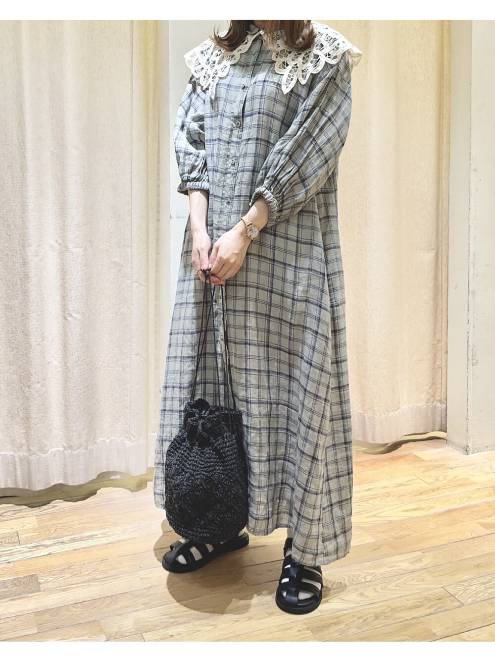 グリーン系のワンピース、ブラック系のサンダル、グレー系のエコバッグ/サブバッグを着用したレディースの夏コーディネートの1枚目の写真