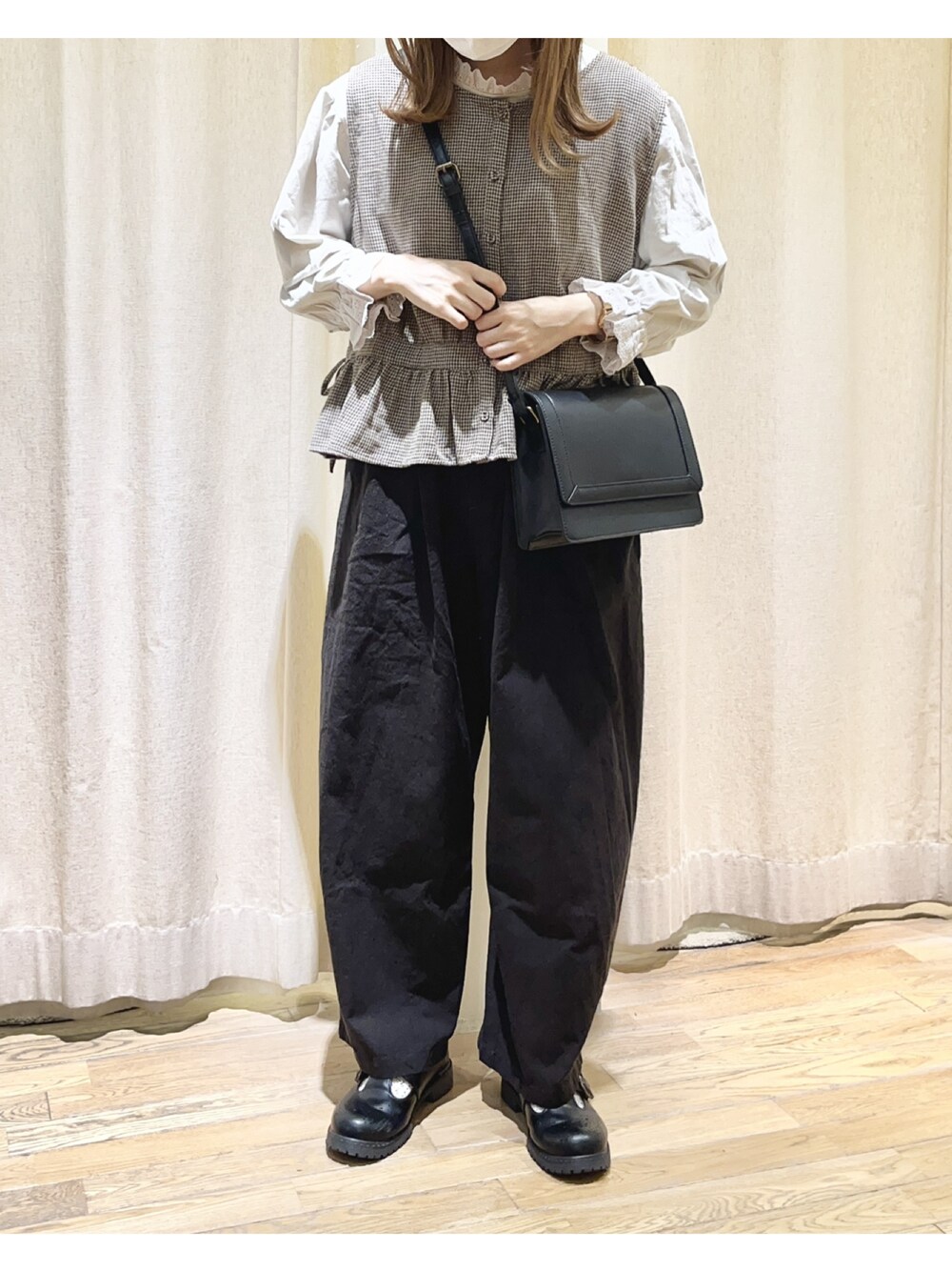 ホワイト系のTシャツ/カットソー、グレー系のその他パンツ、ブラック系のその他シューズを着用したレディースの夏コーディネートの1枚目の写真