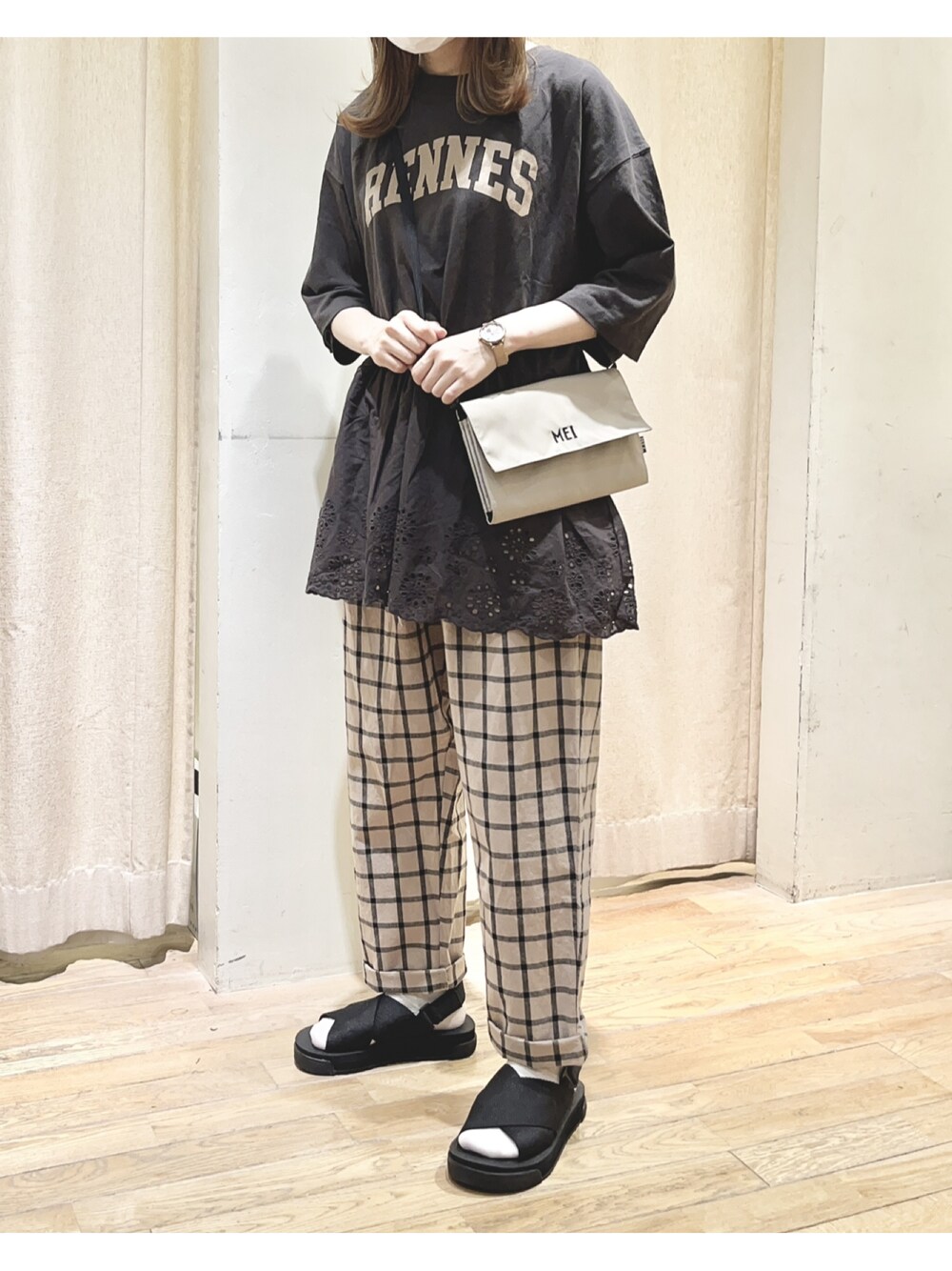 グレー系のTシャツ/カットソー、ブラウン系のその他パンツ、ブラック系のサンダルを着用したレディースの夏コーディネートの1枚目の写真