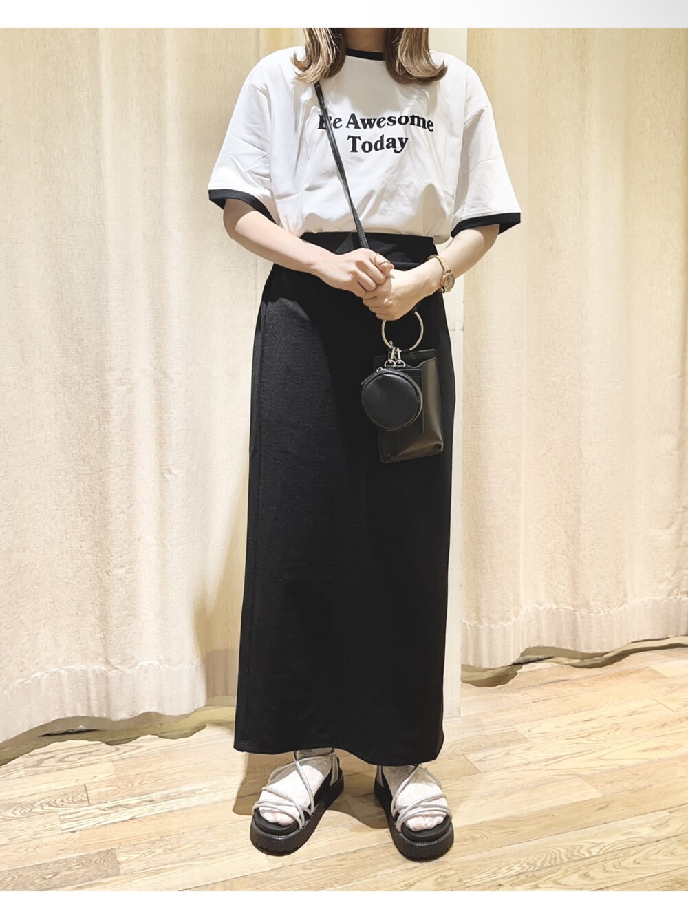 ホワイト系のTシャツ/カットソー、ブラック系のスカート、シルバー系のサンダルを着用したレディースの夏コーディネートの1枚目の写真