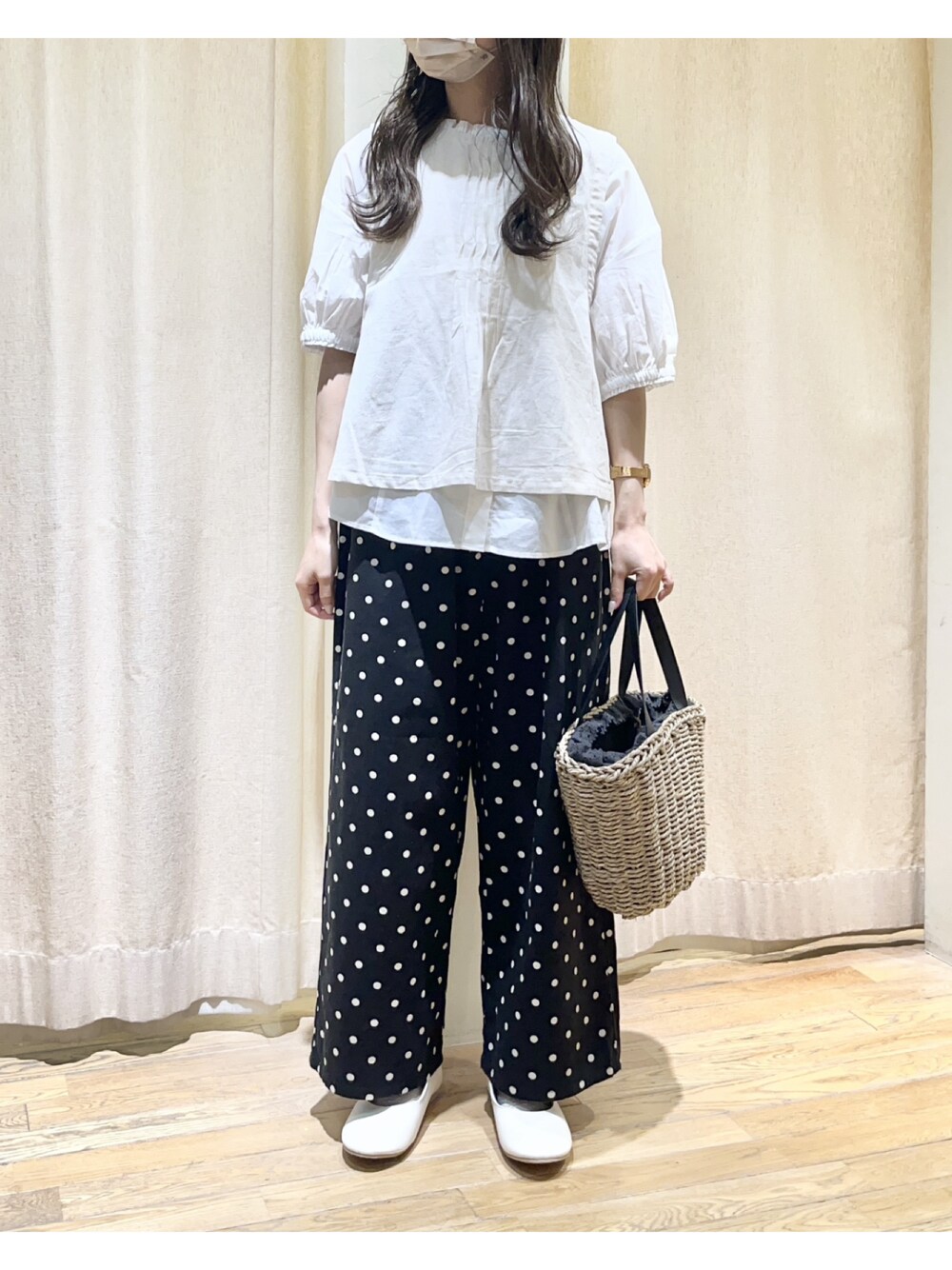 ホワイト系のベスト、ホワイト系のシャツ/ブラウス、ブラック系のその他パンツを着用したレディースの夏コーディネートの1枚目の写真