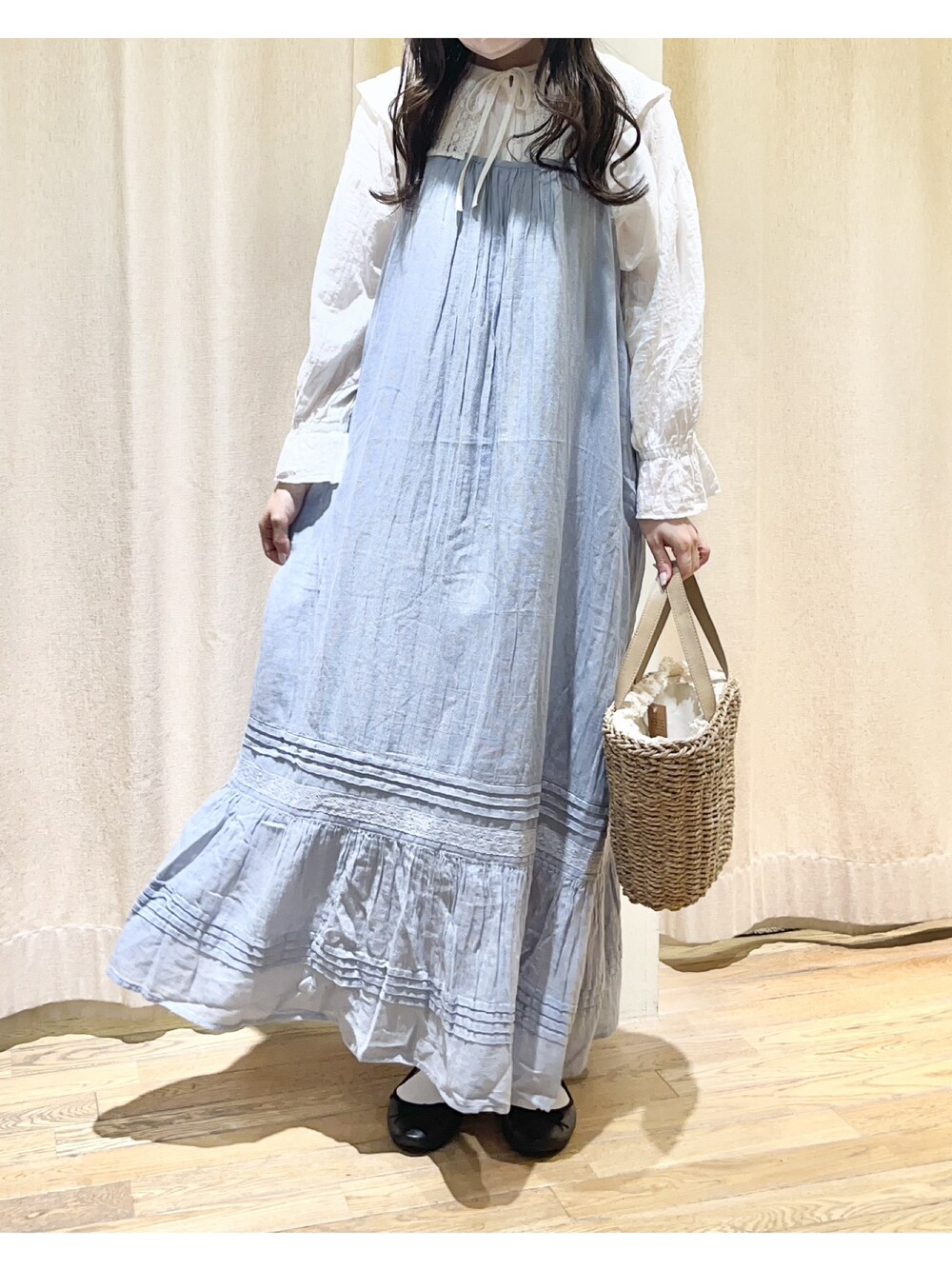 ホワイト系のシャツ/ブラウス、ブルー系のワンピース、ベージュ系のハンドバッグを着用したレディースの夏コーディネートの1枚目の写真