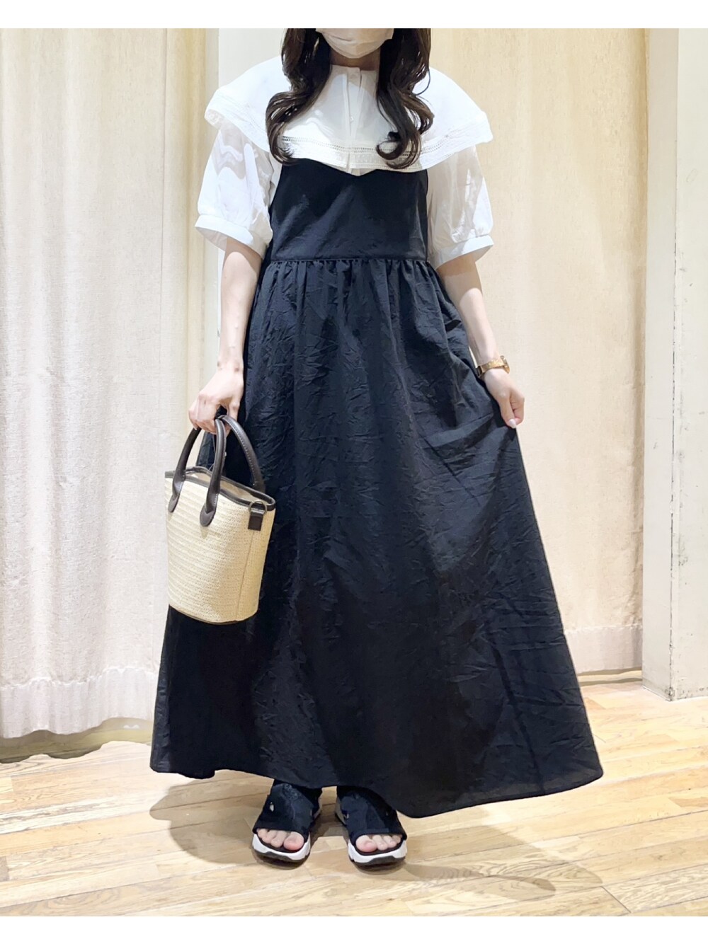 ホワイト系のシャツ/ブラウス、ブラック系のワンピース、ブラウン系のハンドバッグを着用したレディースの夏コーディネートの1枚目の写真
