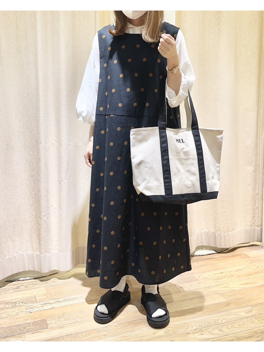 ホワイト系のシャツ/ブラウス、ブラック系のサンダル、ブラック系のトートバッグを着用したレディースの夏コーディネートの1枚目の写真