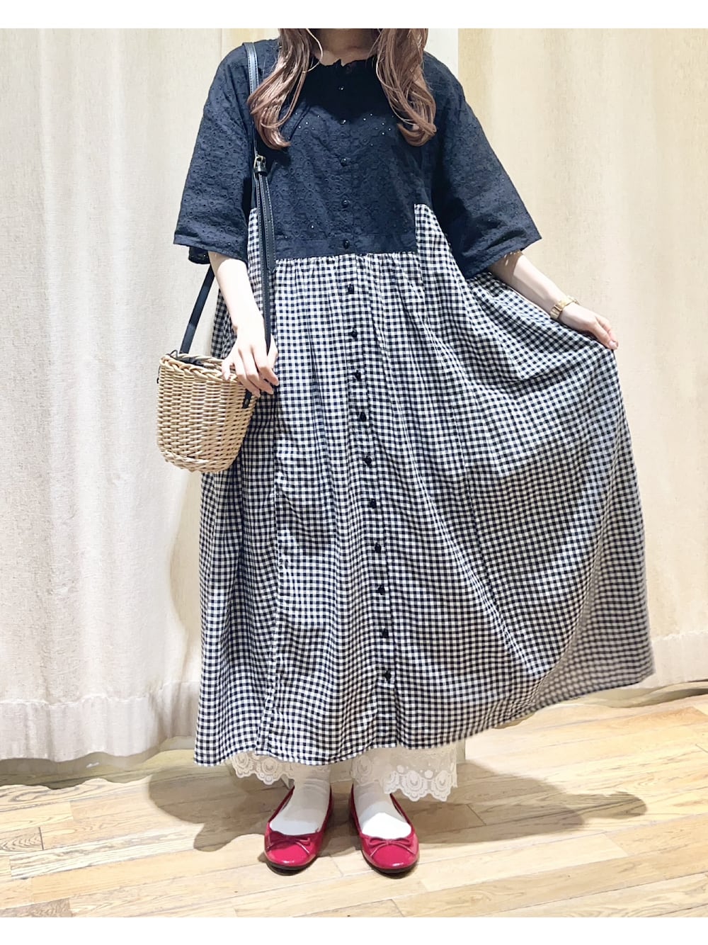 ブラック系のワンピース、ホワイト系のその他パンツ、ブラック系のハンドバッグを着用したレディースの春コーディネートの1枚目の写真
