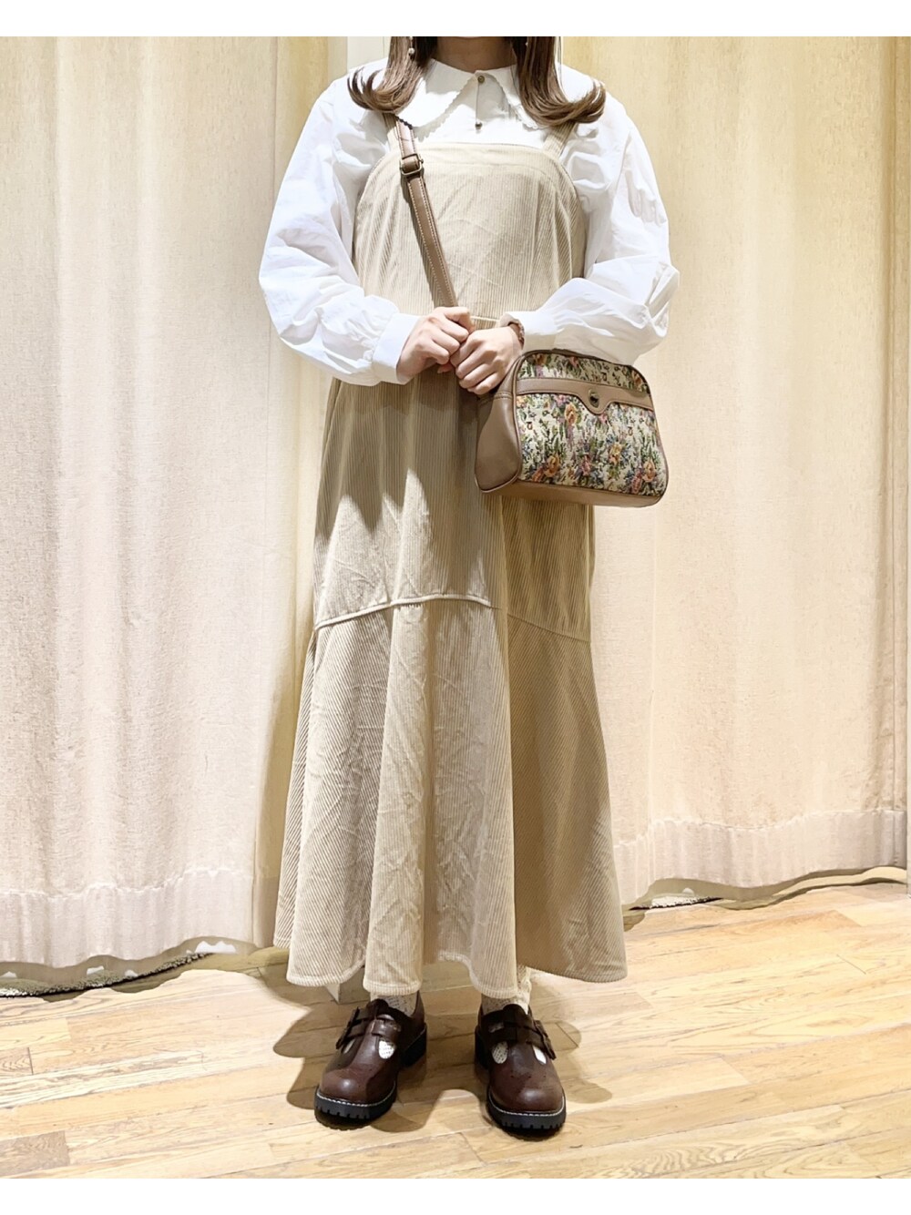 ホワイト系のシャツ/ブラウス、ブラウン系のその他シューズ、ベージュ系のショルダーバッグを着用したレディースの秋コーディネートの1枚目の写真