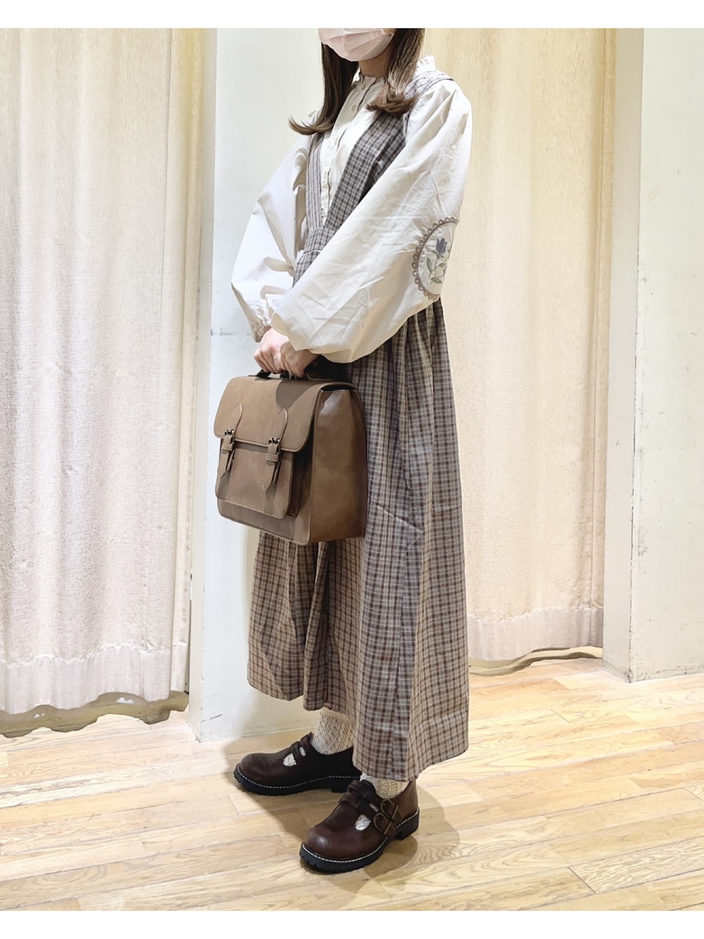 「袖ボリューム、ボリューム袖、ボリュームスリーブ、刺繍、刺繍ブラウス、ジャンパースカート、ジャンスカ、チェック、チェック柄、ガーリー、ガーリーコーデ、秋コーデ、秋のコーデ、秋、秋服」｜「ehka sopoのアイテム（シャツ/ブラウス、ベージュ系）」を使った、ⓐさん（レディース・153cm）の秋コーディネートの1枚目の写真