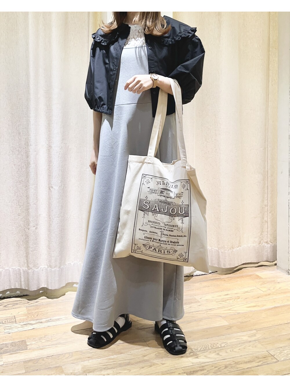 ホワイト系のTシャツ/カットソー、ブラック系のシャツ/ブラウス、グレー系のワンピースを着用したレディースの夏コーディネートの1枚目の写真