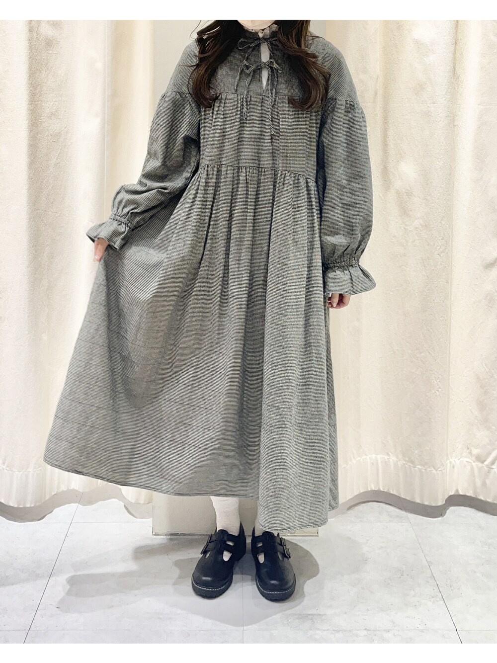 ホワイト系のワンピース、ホワイト系のTシャツ/カットソー、ブラック系のその他シューズを着用したレディースの秋コーディネートの1枚目の写真