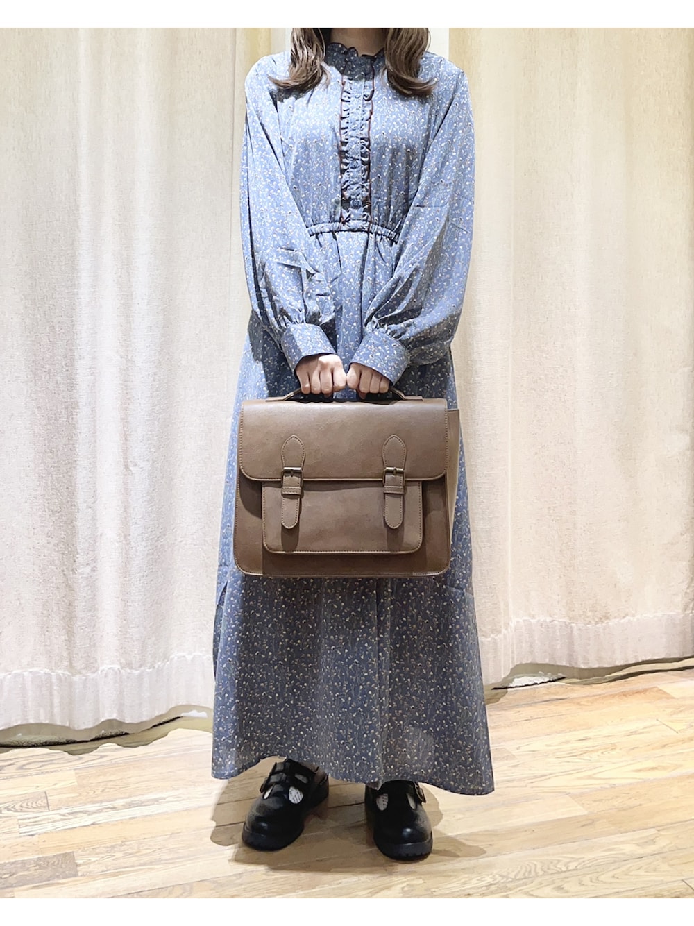 ブラック系のその他シューズ、ブラウン系のショルダーバッグ、ブルー系のワンピースを着用したレディースの夏コーディネートの1枚目の写真