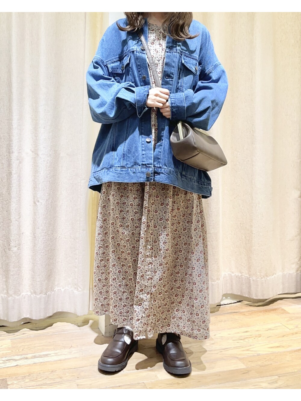 ブルー系のデニムジャケット、ホワイト系のワンピース、ブラウン系のその他シューズを着用したレディースの夏コーディネートの1枚目の写真
