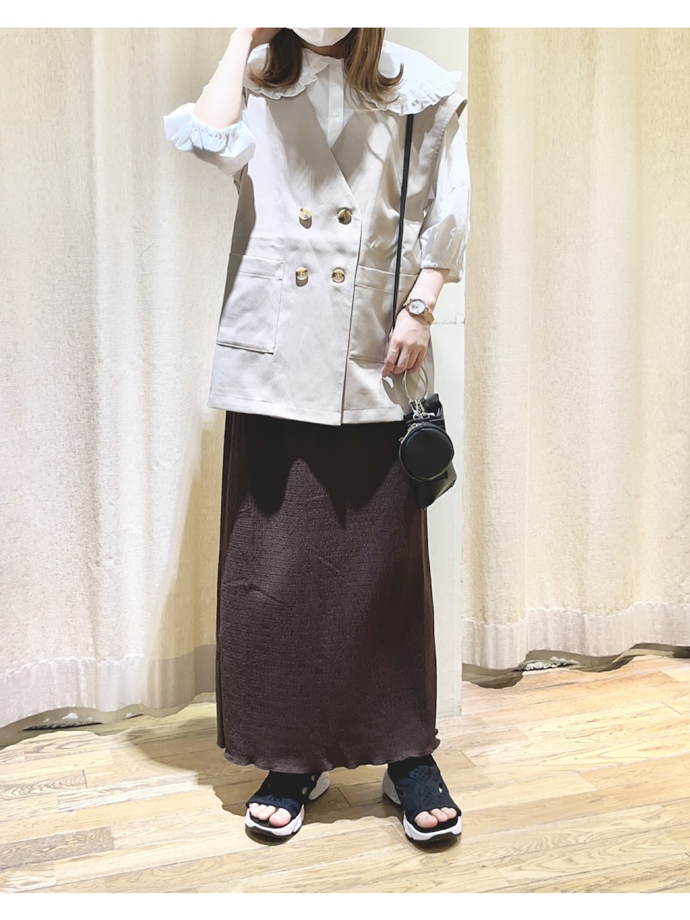 ホワイト系のシャツ/ブラウス、ブラウン系のスカート、ブラック系のサンダルを着用したレディースの夏コーディネートの1枚目の写真