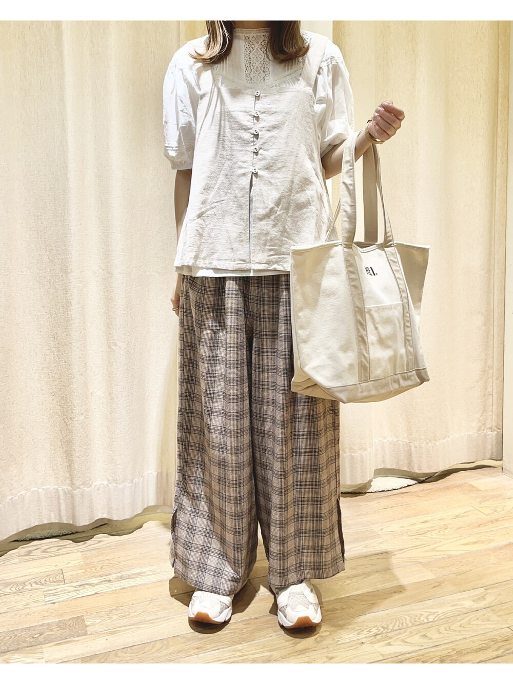 ベージュ系のベスト、ホワイト系のシャツ/ブラウス、ブラウン系のその他パンツを着用したレディースの夏コーディネートの1枚目の写真