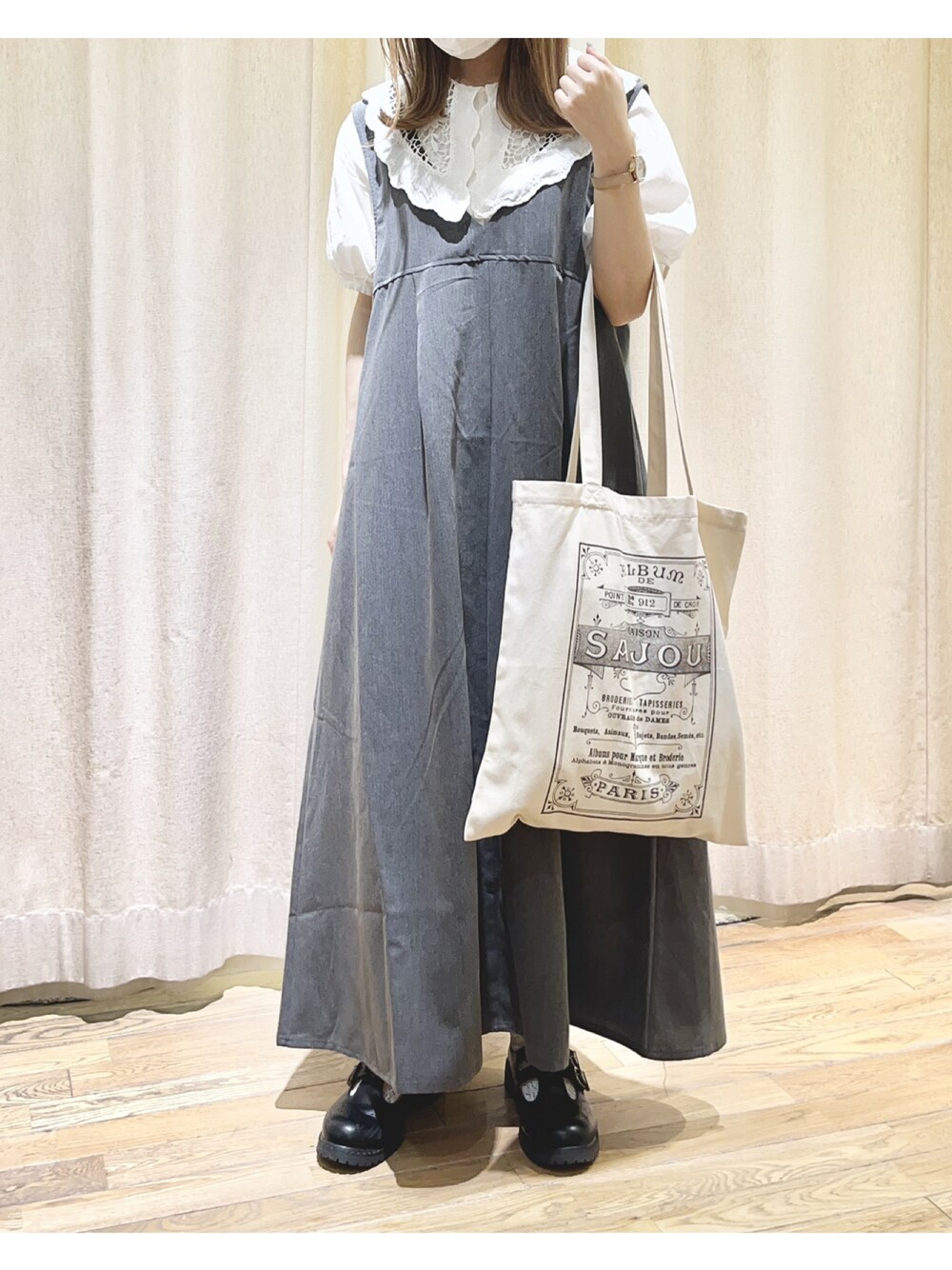 ホワイト系のシャツ/ブラウス、グレー系のワンピース、ブラック系のその他シューズを着用したレディースの夏コーディネートの1枚目の写真