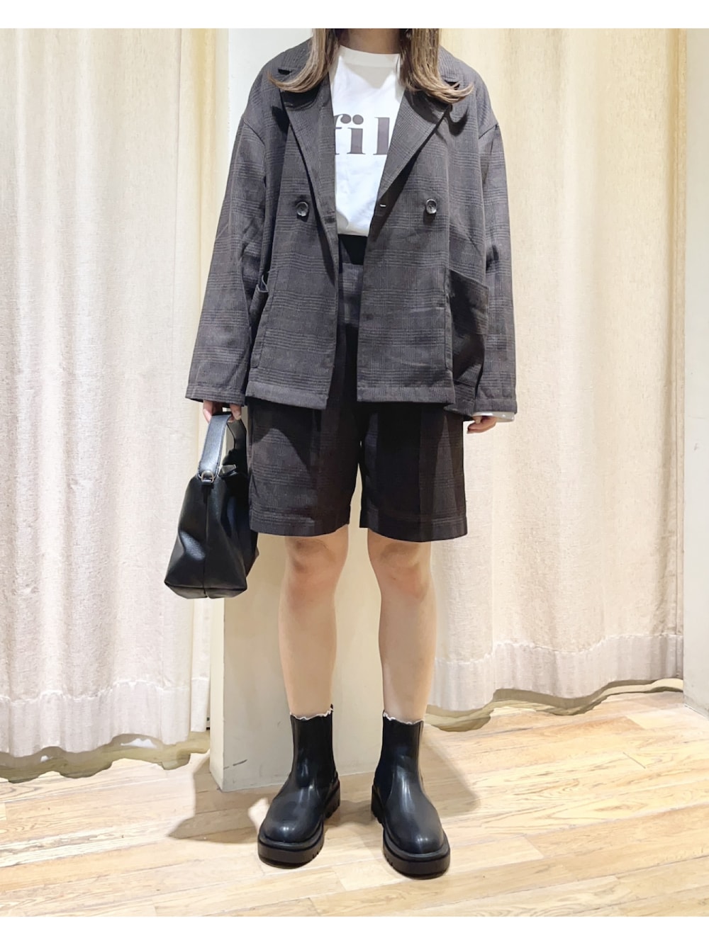 ブラウン系のノーカラージャケット、ホワイト系のTシャツ/カットソー、ブラック系のブーツを着用したレディースの秋コーディネートの1枚目の写真